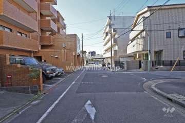 敷地の北西側前面道路