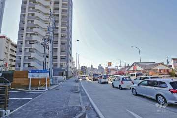 敷地の西側の前面道路（北側から）