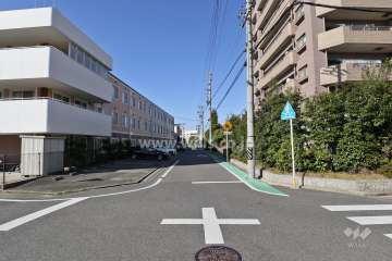 敷地南西側の前面道路（南東側から)