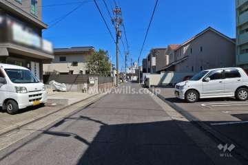 敷地北側の前面道路（西側から）