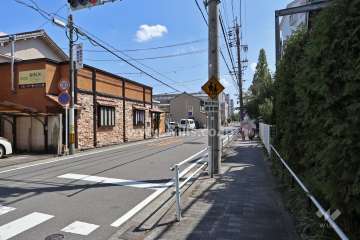 敷地東側の前面道路(北側から)