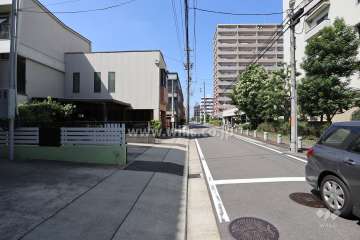 敷地西側の前面道路