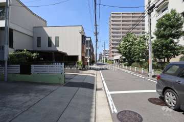 敷地西側の前面道路