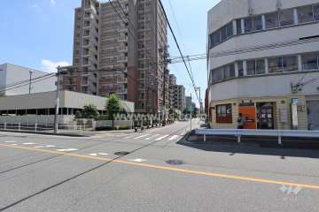 敷地西側の前面道路