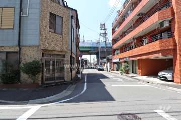 敷地南側の前面道路（敷地西側、約30mには片側三車線の幹線道路と名古屋高速１号楠線が走っています。）