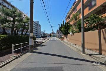 敷地南側の前面道路（東側から）