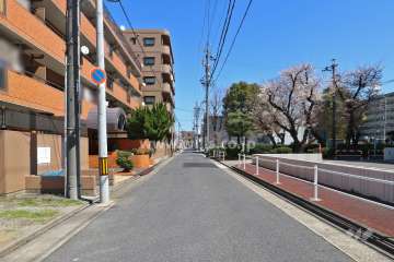 敷地南側の前面に『辻公園』があります。