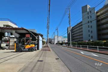 敷地北側の前面道路（西側から）