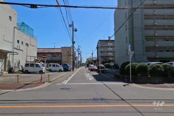 敷地東側の前面道路（北側から）