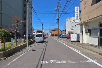 敷地東側の前面道路（南側から）