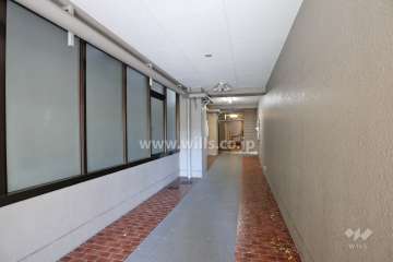 入り口に続く通路