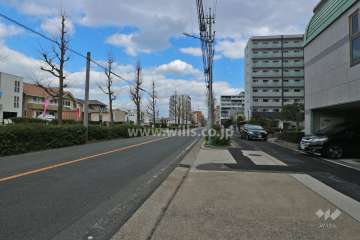 敷地北側の前面道路（西側から）