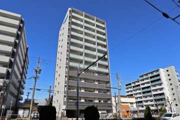プレサンスロジェ志賀本通駅前の外観（南東側から）