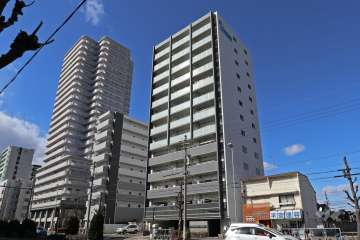 プレサンスロジェ志賀本通駅前の外観（南西側から）