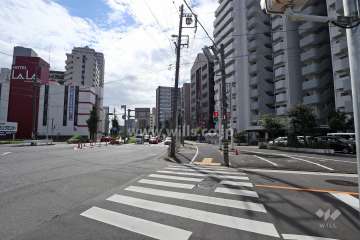 敷地北東側は片側三車線の環状線。地下には地下鉄名城線が走っています。