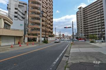 敷地南西側の前面道路（北西側から）