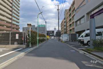 敷地南側の前面道路（西側から）