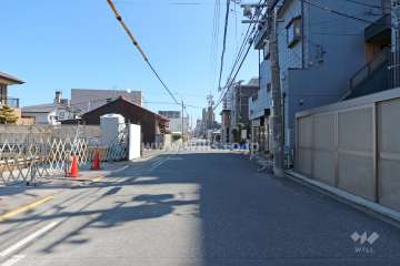 敷地北側の前面道路（西側から)