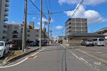 敷地北側の前面道路（東側から）