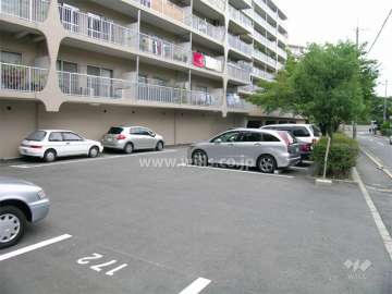 敷地南側の駐車場（屋外平面式）