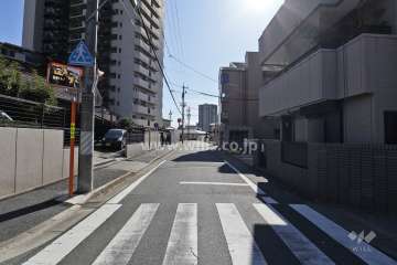 敷地西側の前面道路(北側から）