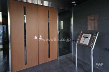 エントランスはオートロック付きです。