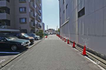 敷地の西側の前面道路