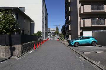 敷地の西側の前面道路