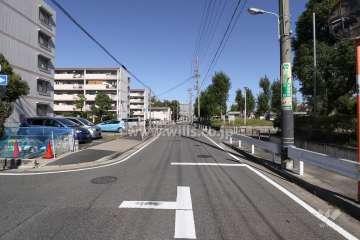 敷地東側の前面道路