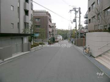 緩やかな南斜面地にマンションが並ぶ区画の整った住宅地