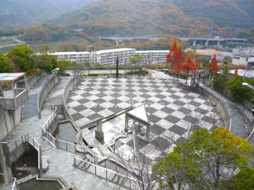 周辺は緑豊かで、各所に広場、公園が設けられています。