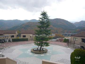 敷地中央にある円形広場。高台にあり周辺の山々を見渡せます。