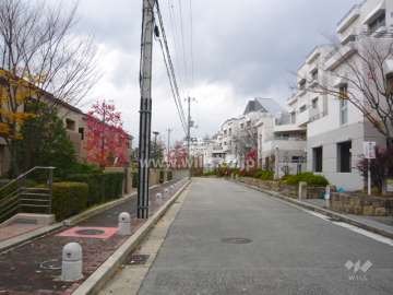 周辺には低層のマンションが多く建ち並んでいます。