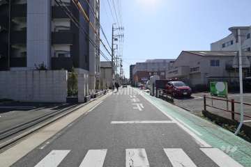 敷地西側の前面道路