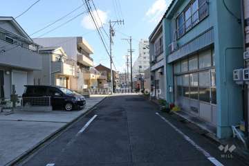 敷地北側の前面道路