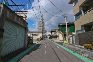 敷地西側の前面道路（南側から）