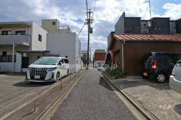 敷地西側の前面道路（北側から）