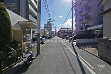 敷地西側の前面道路