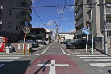 敷地西側の前面道路