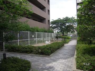 マンション奥にある共有公園