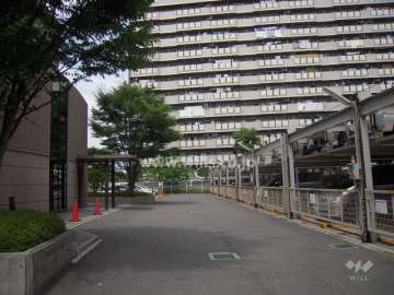 エントランス(左)と駐車場(右)
