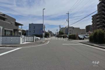 敷地北側の前面道路（西側から）