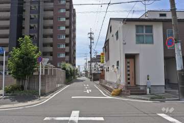 敷地西側の前面道路（北側から）