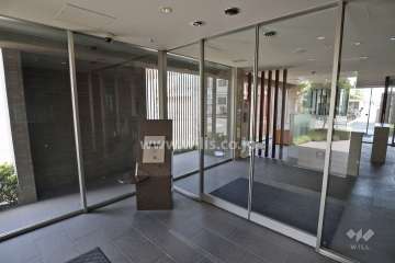 エントランスはオートロック付きです。
