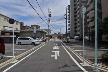 敷地北側の前面道路（西側から）
