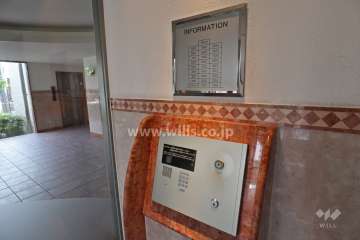 オートロックと案内板