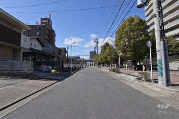 敷地南側の前面道路（東側から）