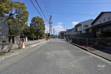 敷地南側の前面道路（西側から）