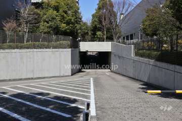 地階にある駐車場へのアプローチ