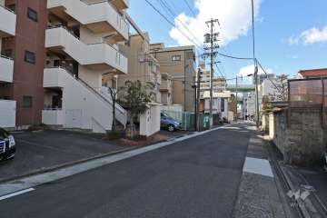 敷地北側の前面道路